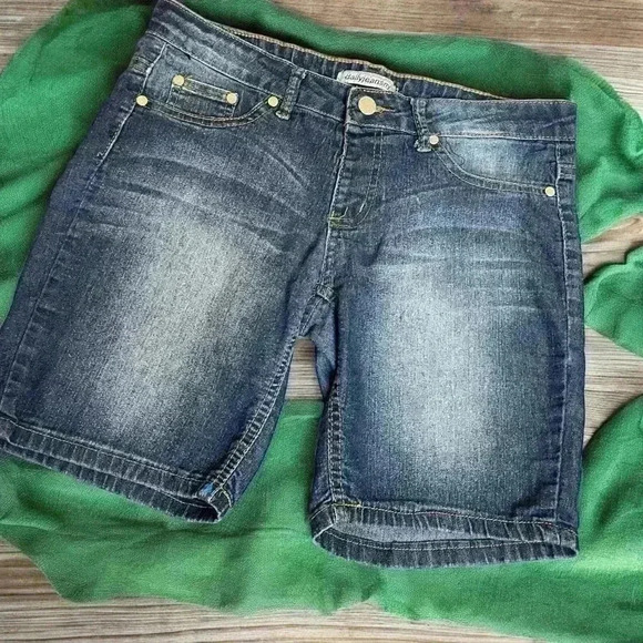 Dailyjeansny Size Small Pull-On Stretchy Denim Shorts - 30" waist, 7" Inseam. - Picture 1 of 6